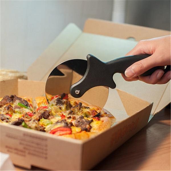 Dụng cụ dao cắt pizza tay cầm đen