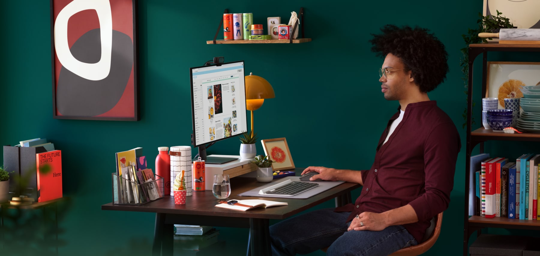 Chuột Không Dây Logitech Signature M650 2 logi m650 lifestyle gallery 3 graphite food blogger working desktop