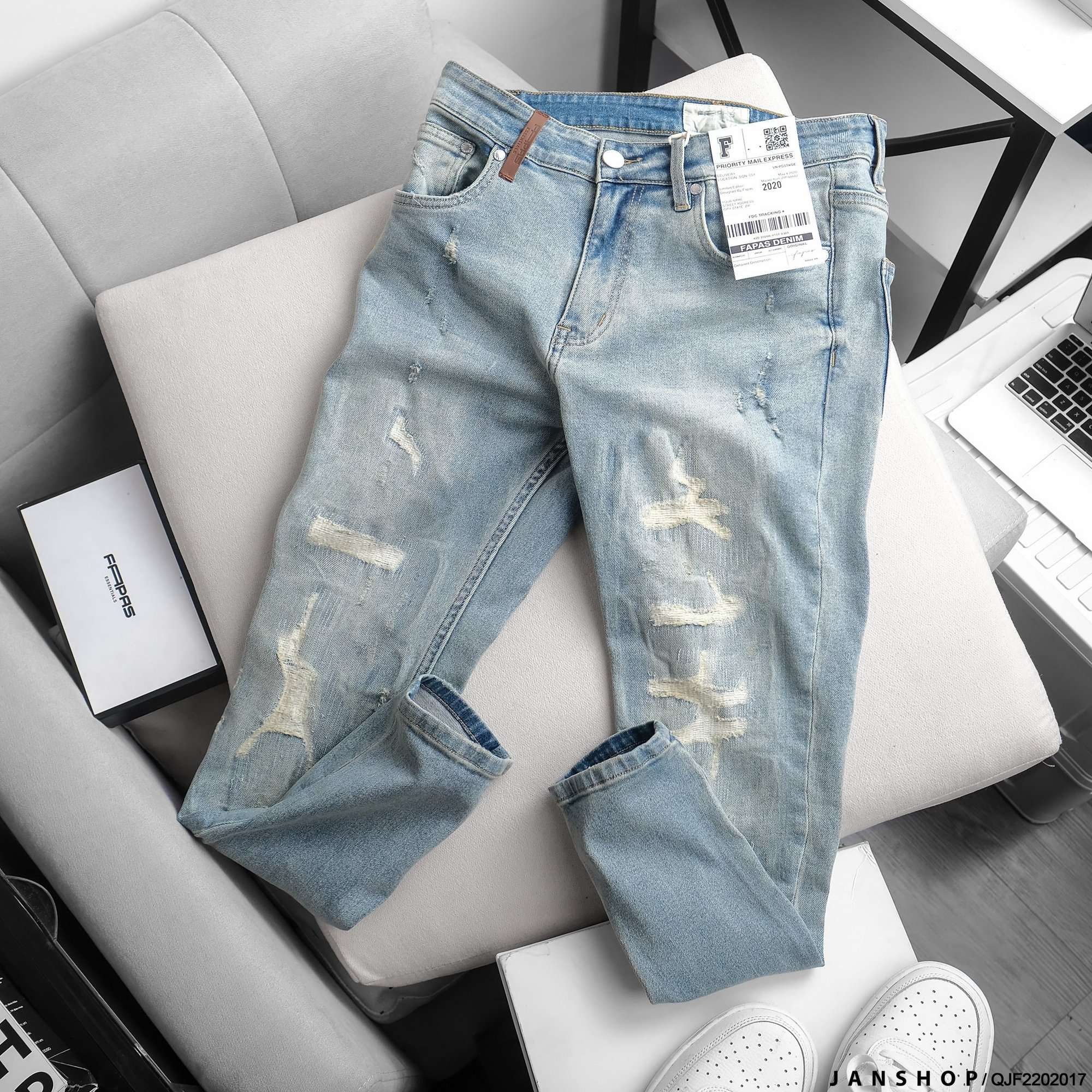 FAPAS RIPPED SPATTER JEANS