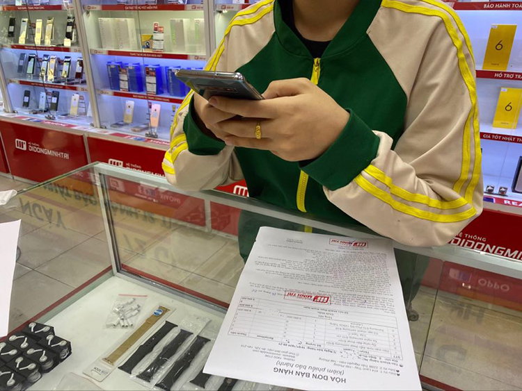 Khách hàng mua Samsung S10 Plus tại Di Động Minh Trí