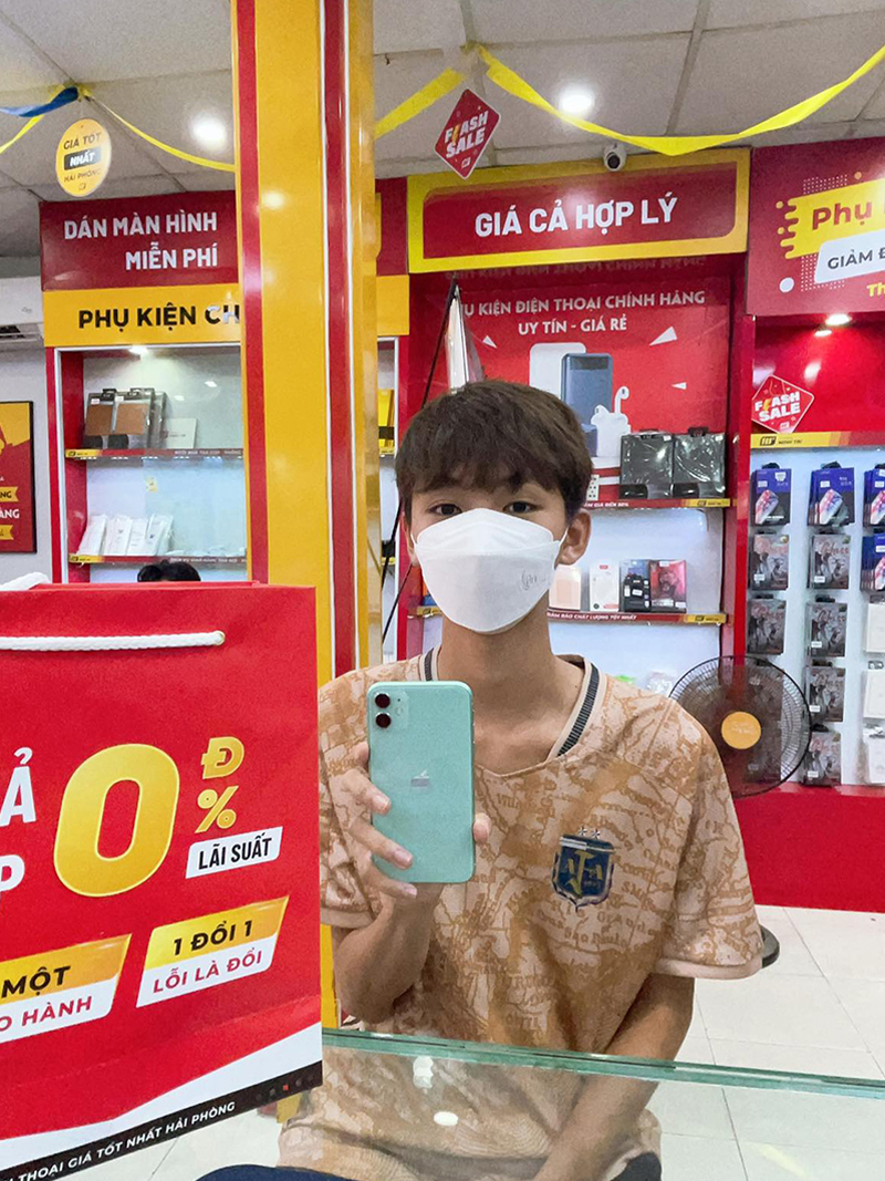 Khách hàng chọn mua iPhone 11 tại Di Động Minh Trí