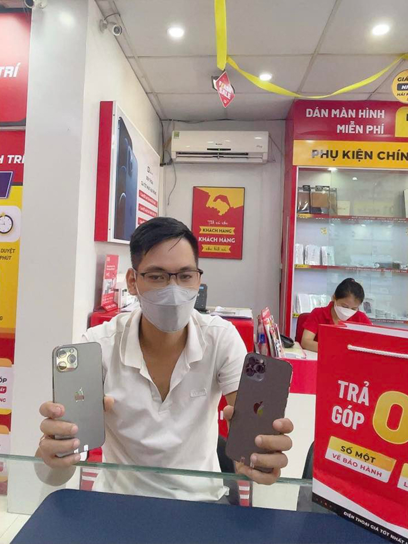Khách hàng chọn mua iPhone 12 Pro Max tại Di Động Minh Trí