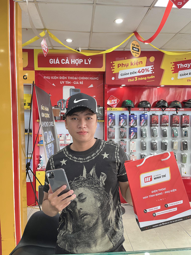 Khách hàng chọn mua iPhone 12 Pro Max tại Di Động Minh Trí