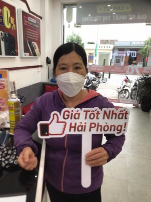 Khách hàng mua iPhone 7 giá rẻ tại Di Động Minh Trí