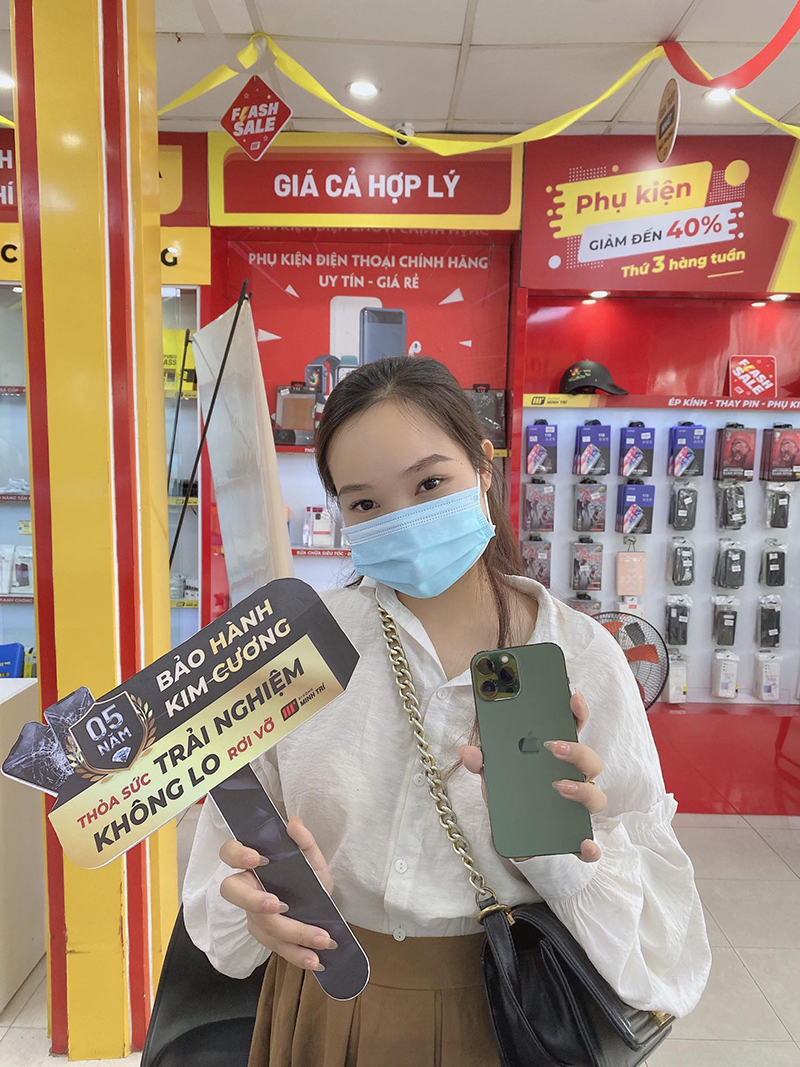 Khách hàng mua iPhone 13 Pro Max tại Di Động Minh Trí - Hải Phòng
