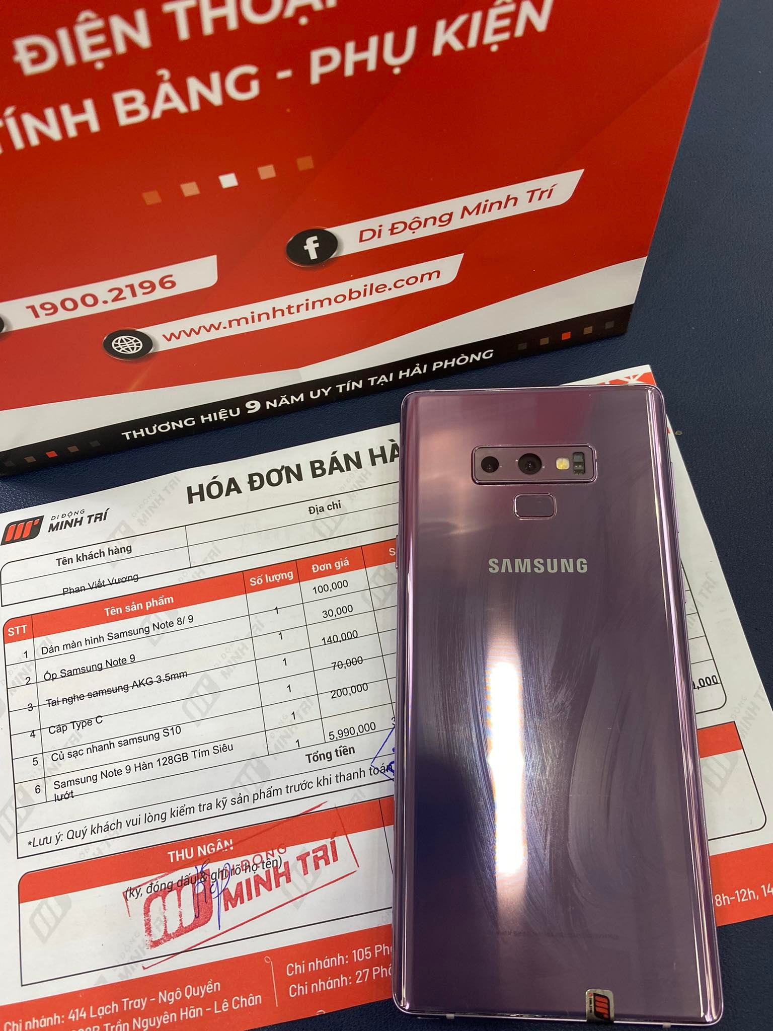 Khách hàng chọn mua Samsung Note 9 tại Di Động Minh Trí
