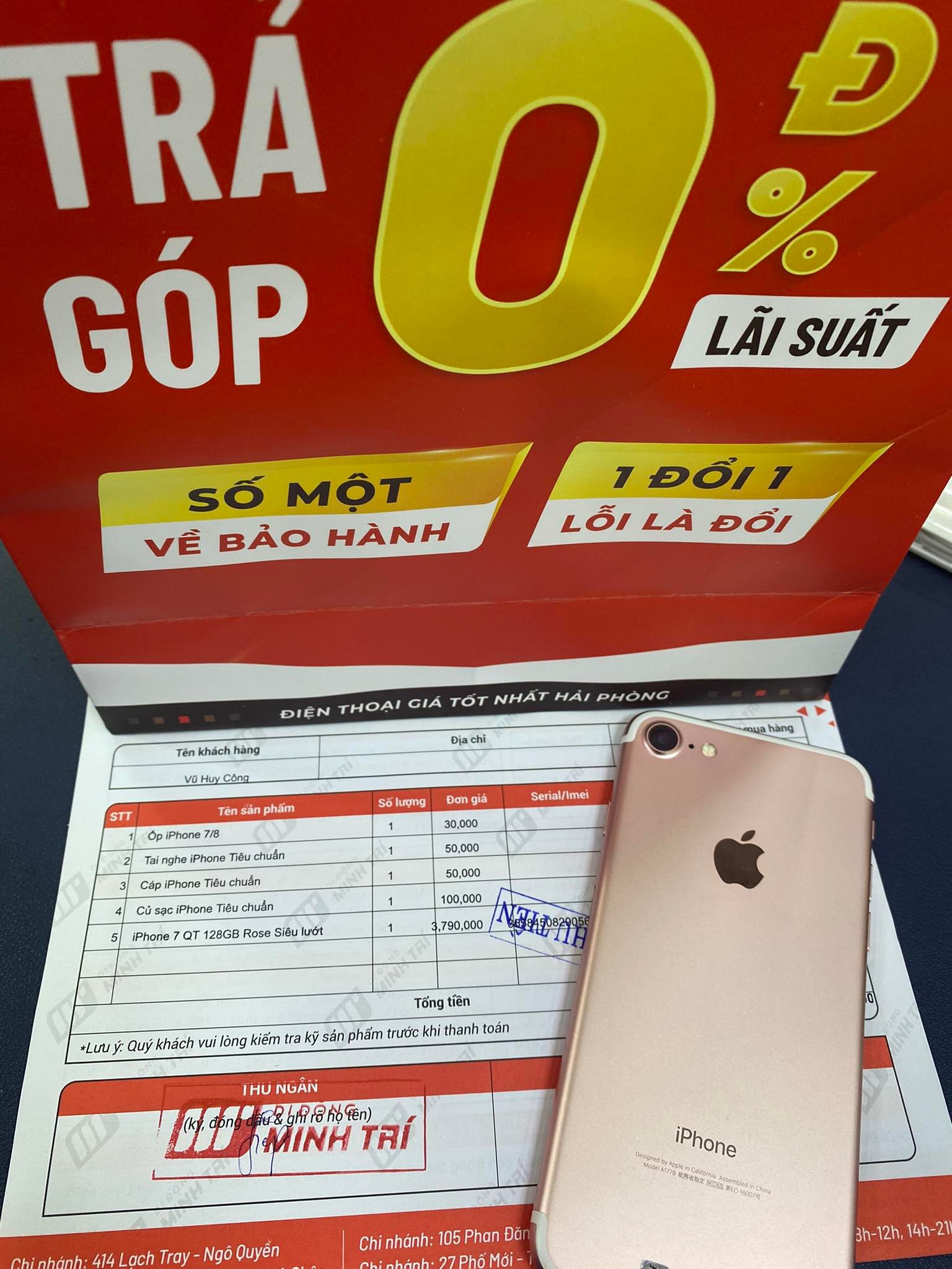 Khách hàng chọn mua iPhone 7 tại Di Động Minh Trí