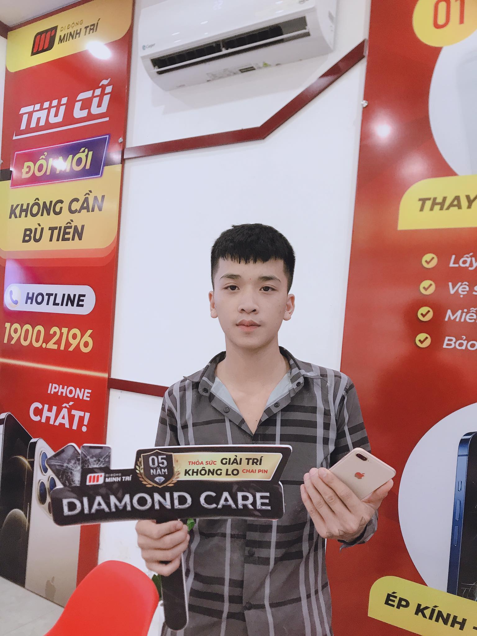 Khách hàng chọn mua iPhone 8 Plus tại Di Động Minh Trí 