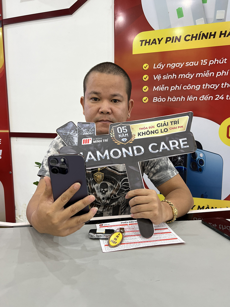 Khách hàng mua iPhone 14 Pro tại Di Động Minh Trí - Hải Phòng