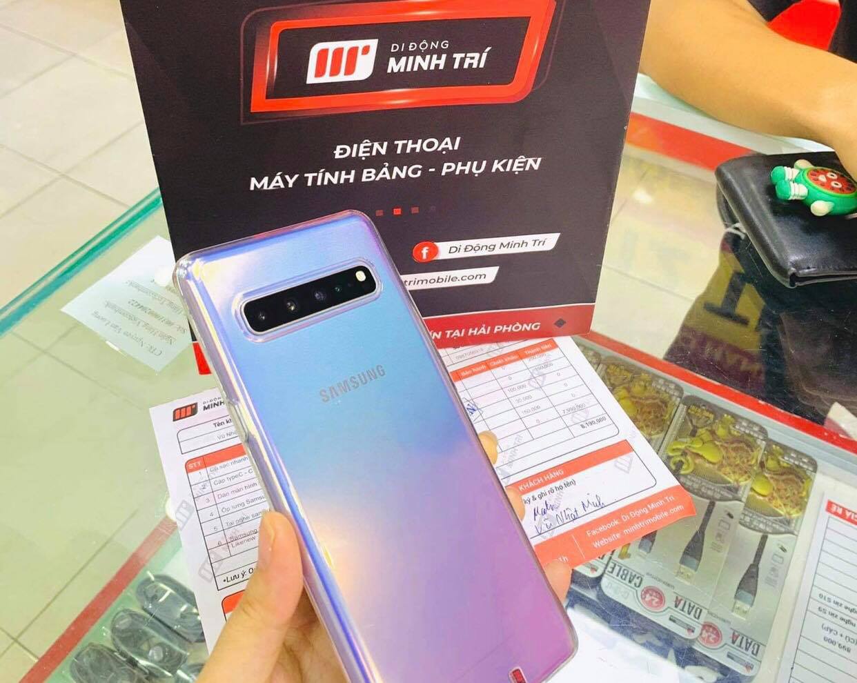 Khách hàng chọn mua Samsung S10 5G tại Di Động Minh Trí