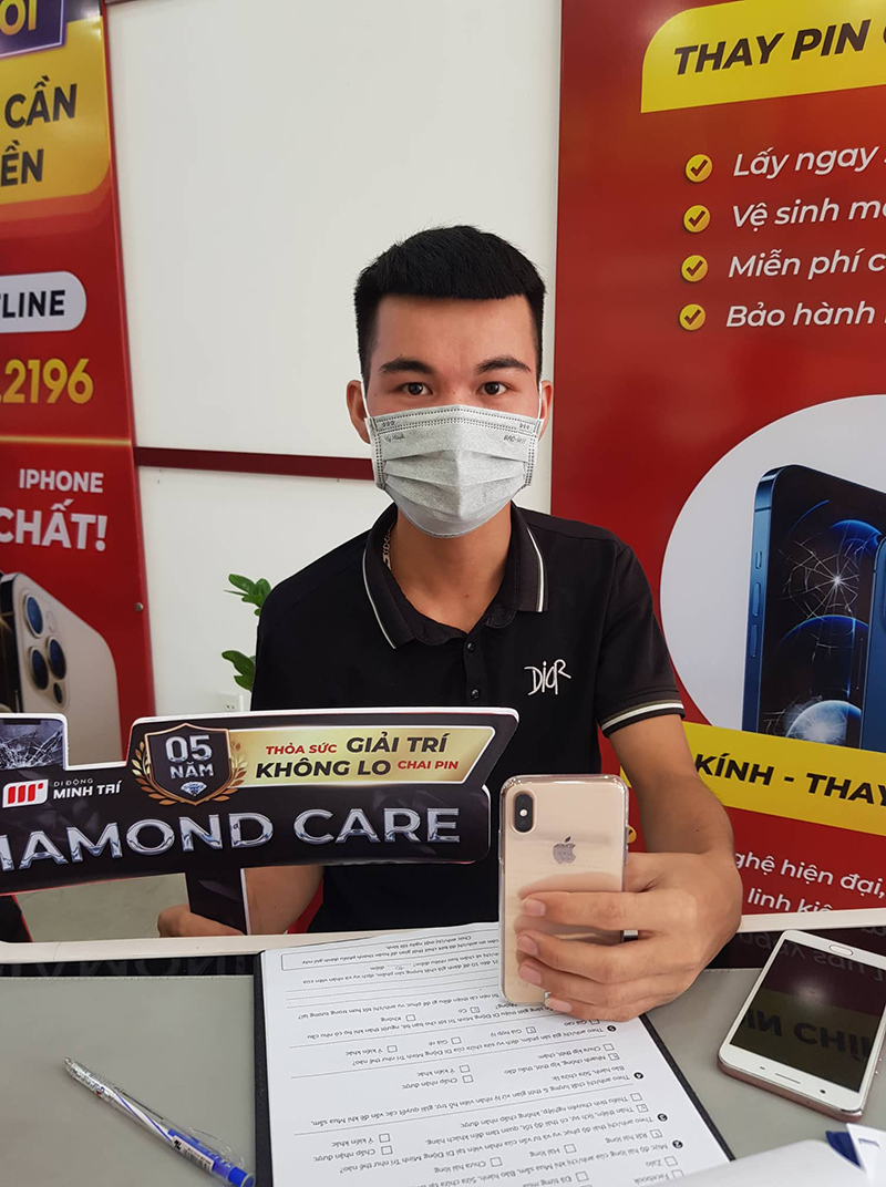 Khách hàng chọn mua iPhone Xs tại Di Động Minh Trí
