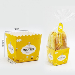 Túi và hộp giấy đựng bánh đế vuông thành cao màu vàng 7,5*7,5*8,5cm (10c)