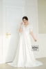 Váy cưới phi nhật trắng xẻ ngực kèm nơ DC600